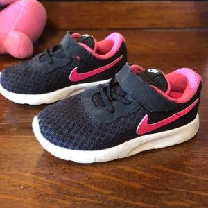 Black and pink Nike’s sz 7
